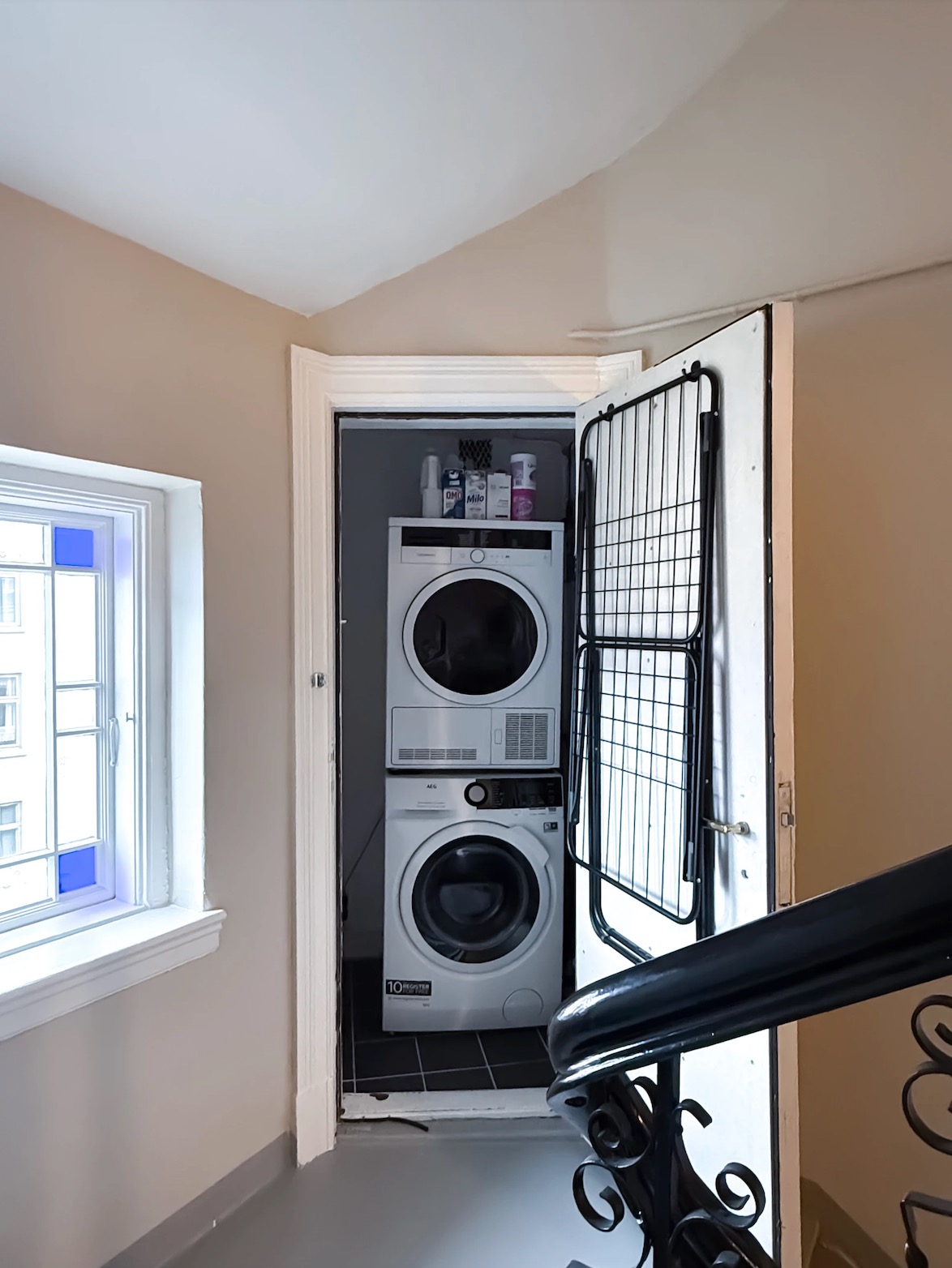 Egen vaskebod med vaskmaskin og tørketrommel, samt litt lagringsplass en halv etasje ned fra leiligheten. I tillegg disponerer leiligheten en egen loftsbod for ytterligere lagring en etasje opp.